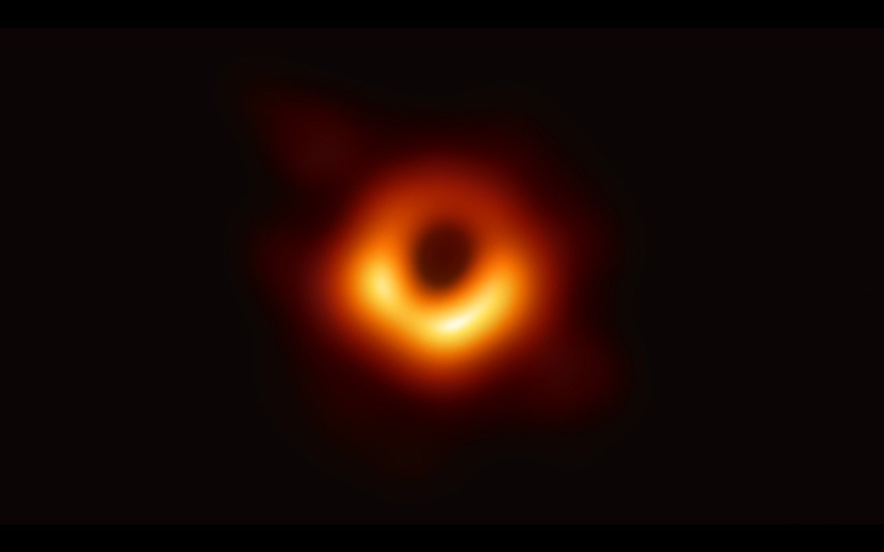 Astrónomos presentan al mundo la primera imagen de la sombra de un agujero negro