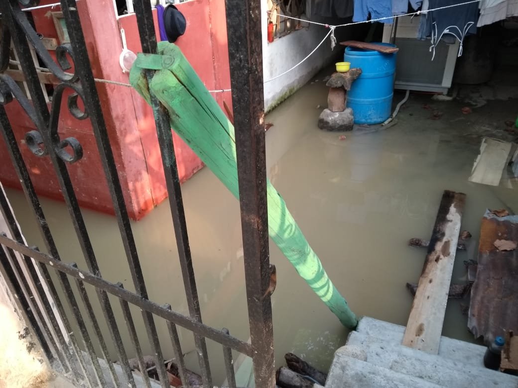Fuga de agua inunda viviendas en Poza Rica