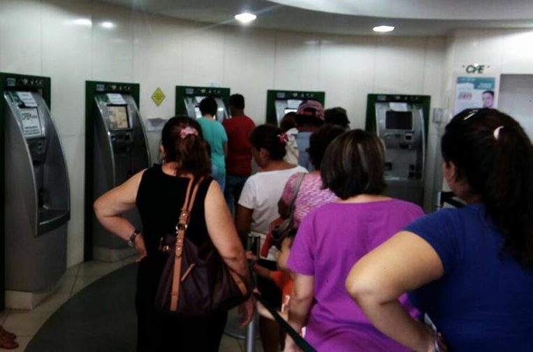 Fallas en cajeros automáticos de CFE provocan largas filas y protesta de usuarios, en Tampico