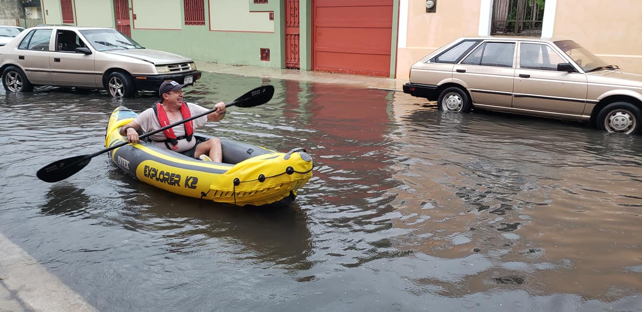 Se inunda Mérida, aprovechan para pasear en kayak