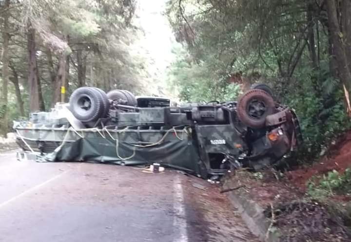 Accidente carretero deja cuatro soldados heridos en Chiapas; transportaban libros de texto