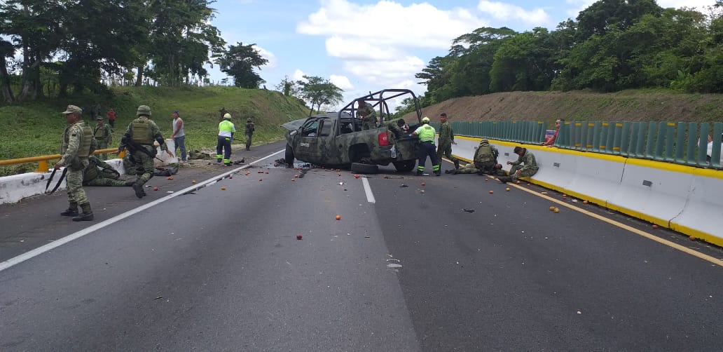 Militares heridos en accidente carretero, en Acayucan