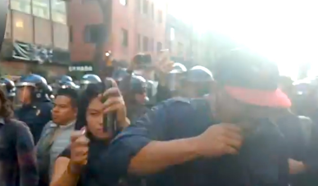 Manifestante intenta quemar a reportero durante marcha del 2 de octubre