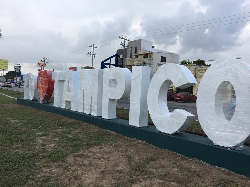 Instalan letras gigantes frente al aeropuerto de Tampico
