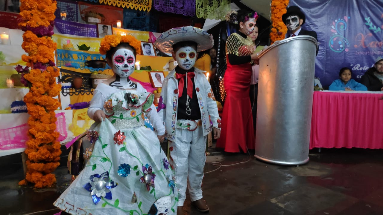 Vivos y muertos conviven en el festival Xantolo, en Ixhuatlán del Café
