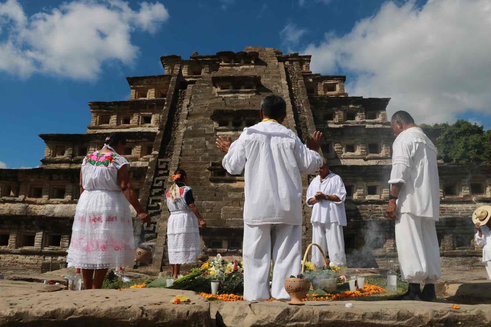 Totonacas reciben el año en el centro ceremonial de El Tajín