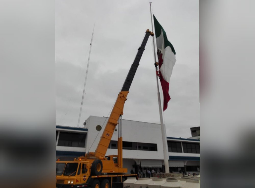 Ráfagas de viento dañan bandera monumental en Tuxpan