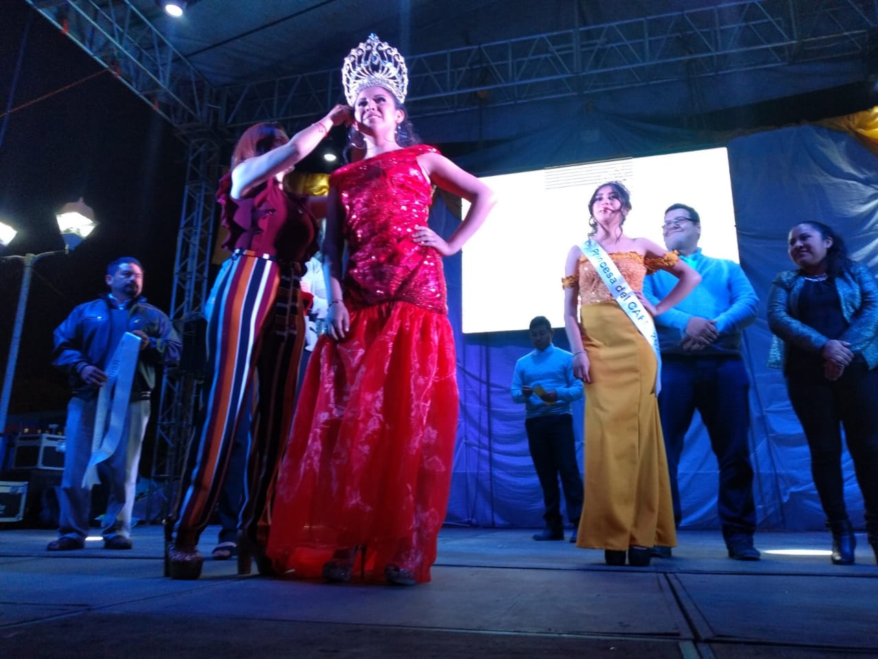 Coronan a soberana de la Feria del Café, en Ixhuatlán