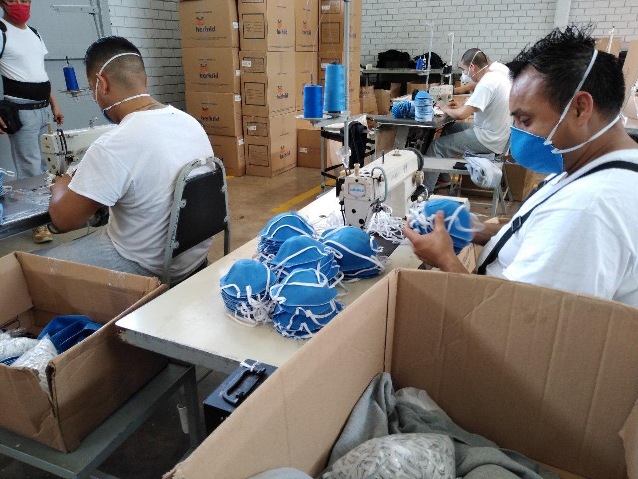 En Nuevo León, presos confeccionan cubrebocas