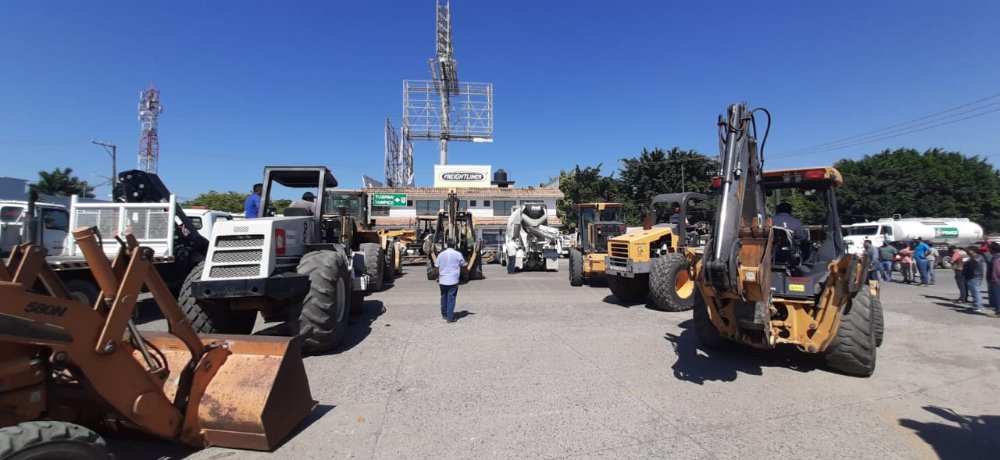 Constructores bloquean la carretera México – Tuxpan, reclaman obras