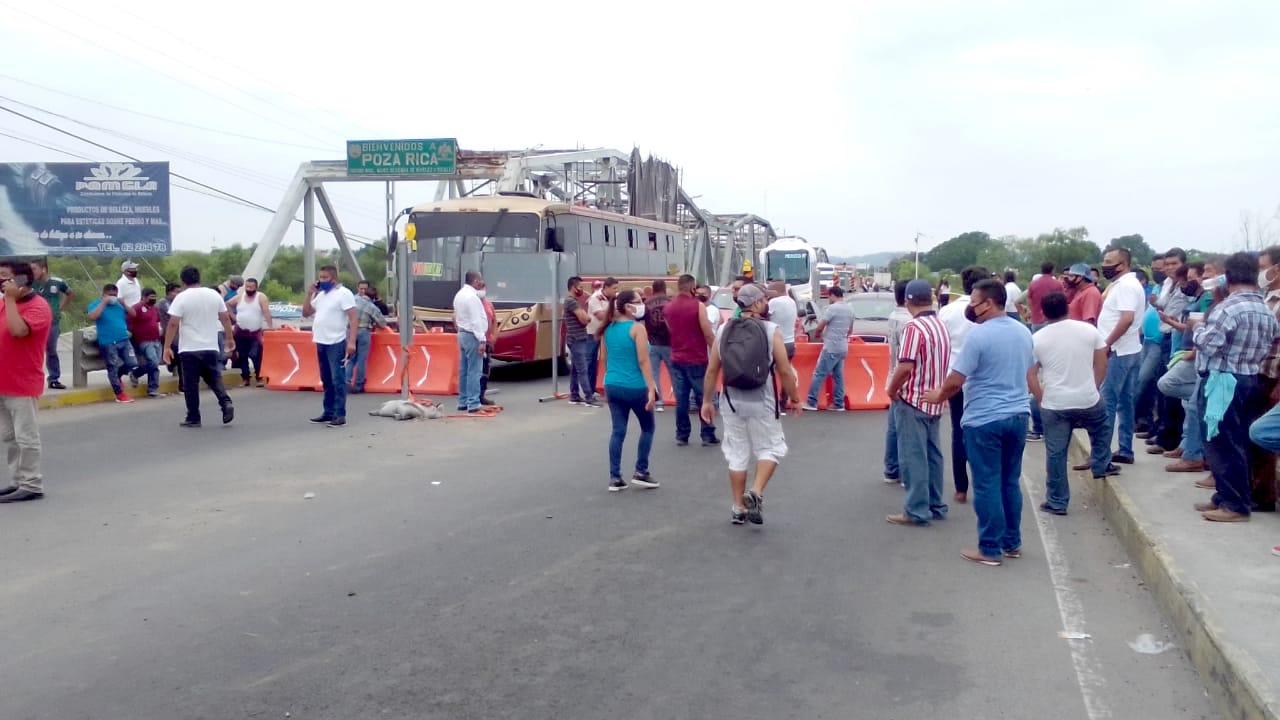 Video | Taxistas bloquean accesos a Poza Rica
