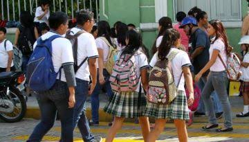 Retornan 180 mil alumnos a clases en la zona centro