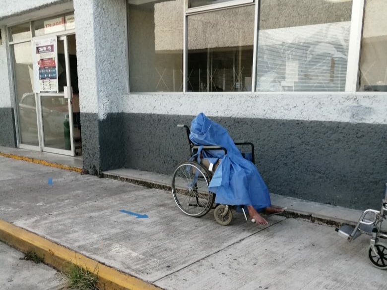 Fallecido por covid es dejado por horas fuera de la clínica del ISSSTE, en Tuxpan