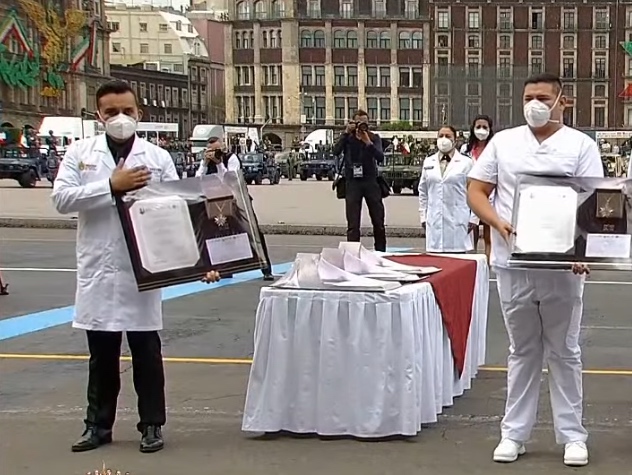 Médico pozarricense recibe condecoración de parte del presidente López Obrador