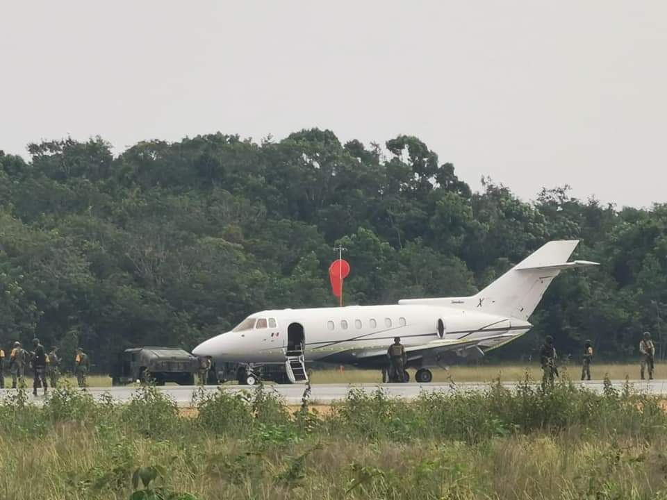 SEDENA intercepta aeronave y decomisan cargamento de cocaína, en Chetumal