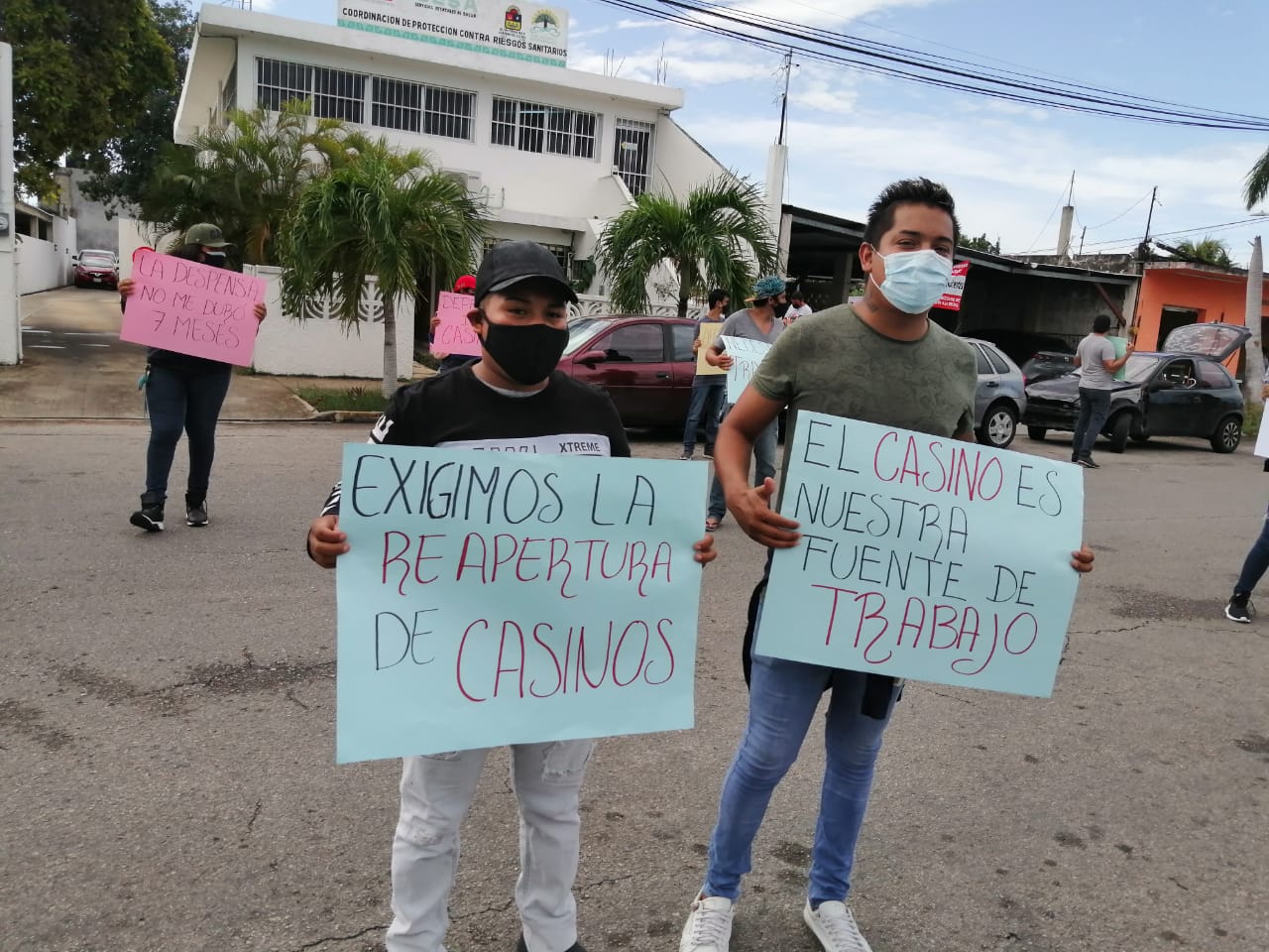 Trabajadores de casinos se manifiestan frente a SESA