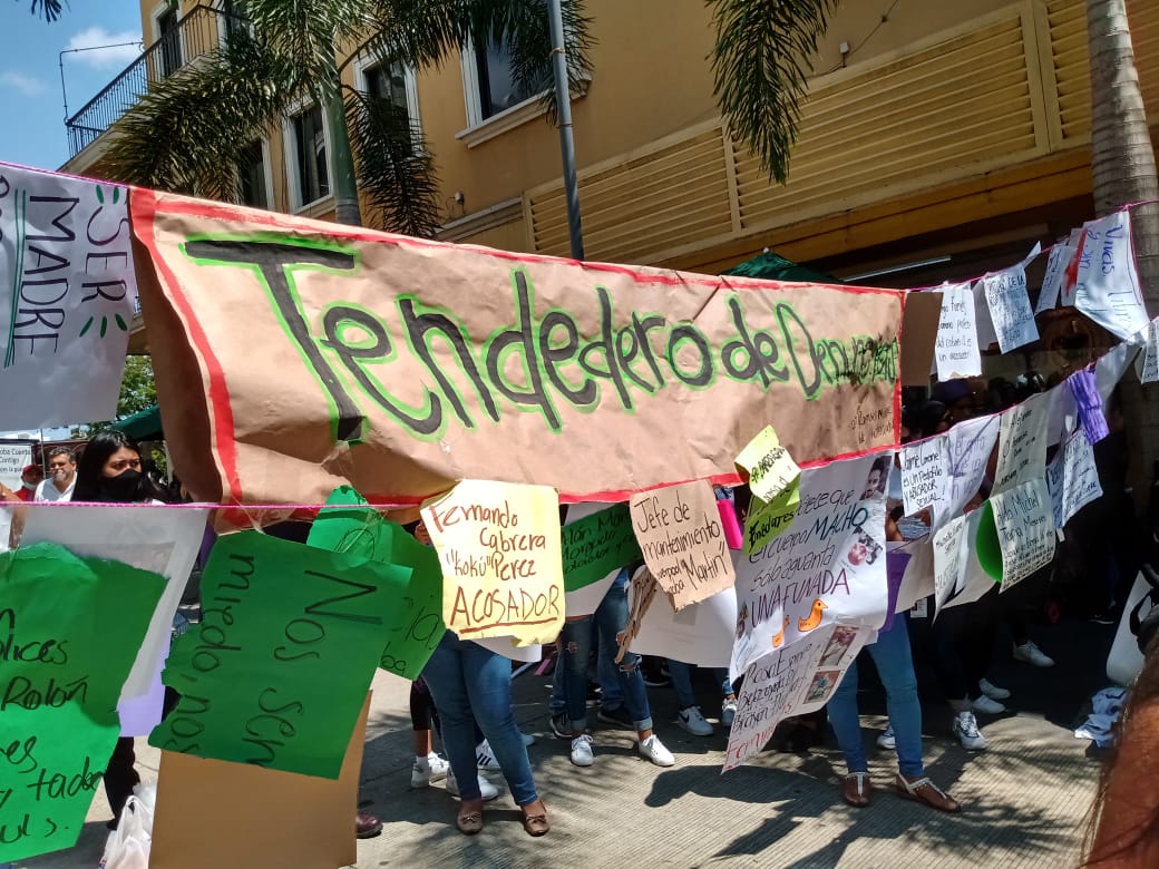 Exhiben nombres de profesores en tendedero de denuncias