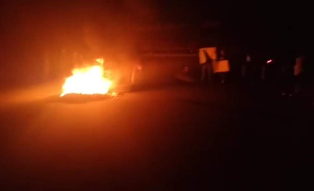 Queman camioneta de Bienestar por muerte de joven, en Chocamán