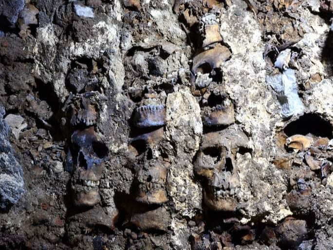 Arqueólogos localizan vestigios del muro de cráneos -Huei Tzompantli-