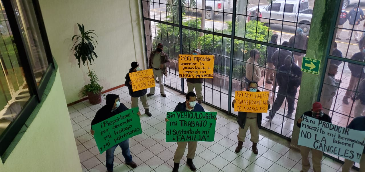 Reducen parque vehicular en Pemex, obreros protestan