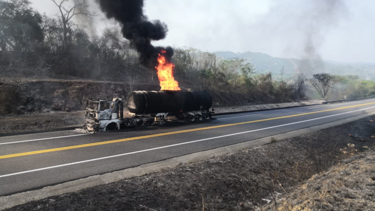 Se incendia pipa cargada con gasolina, en la México-Tuxpan