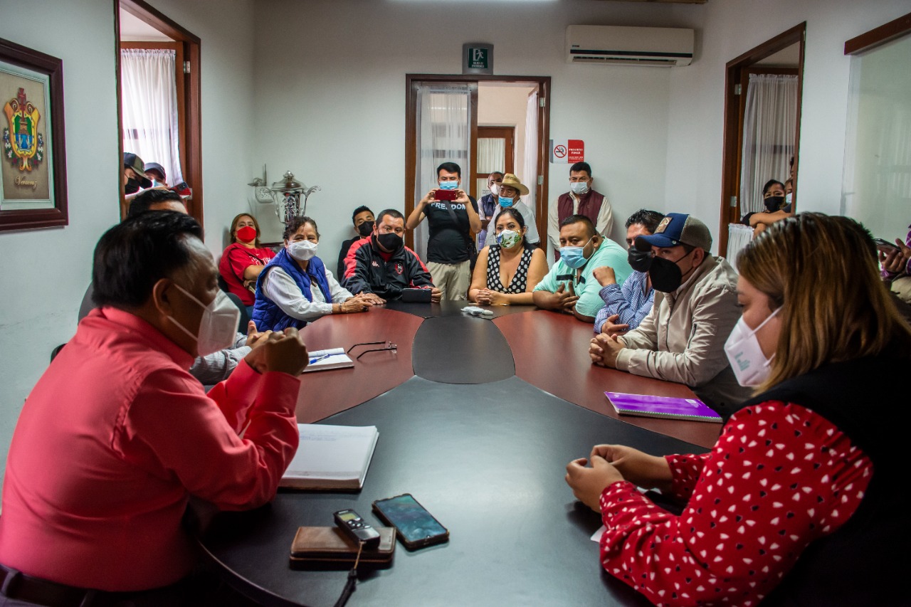 Dialoga alcalde Juan Martínez con responsables de bares y cantinas