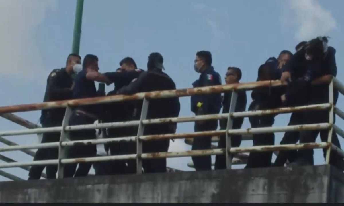 Policías en presunto estado de ebriedad se pelean en Puebla