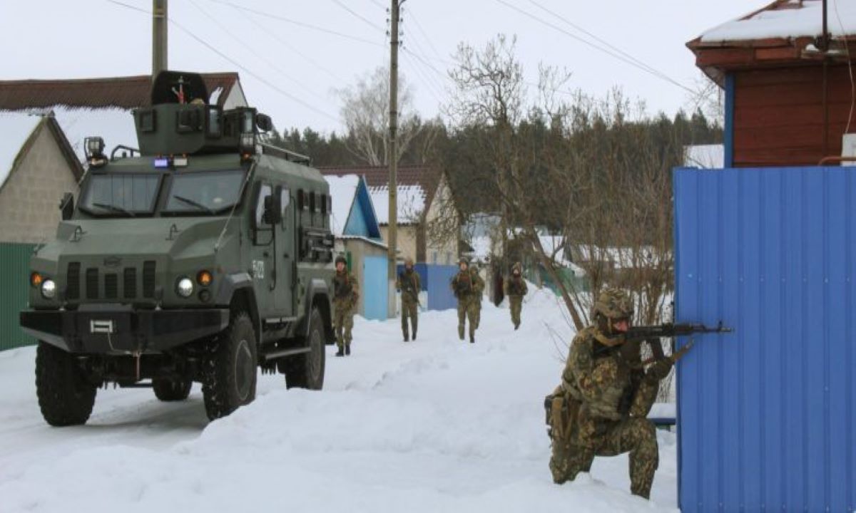 Joe Biden pide a los estadounidenses que abandonen Ucrania lo antes posible