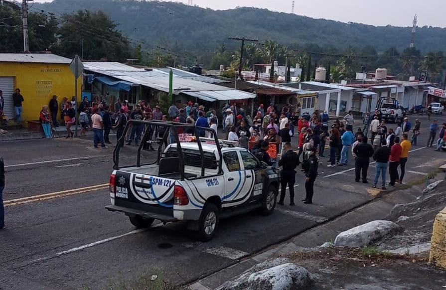 Bloquean carretera en Emiliano Zapata, acusan falta de agua