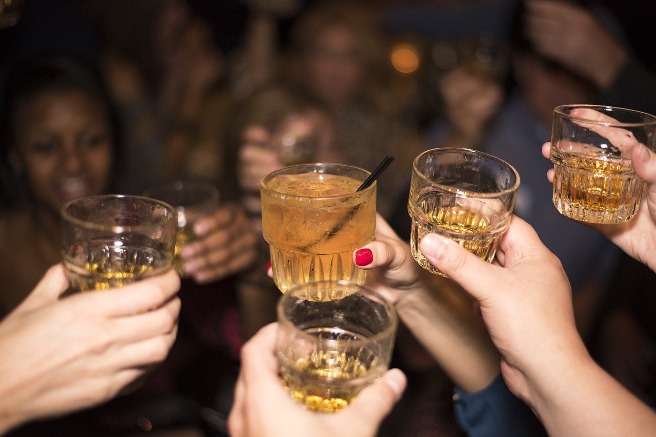 ¿Aumentar impuestos al alcohol podría ser la solución para mitigar su adicción?
