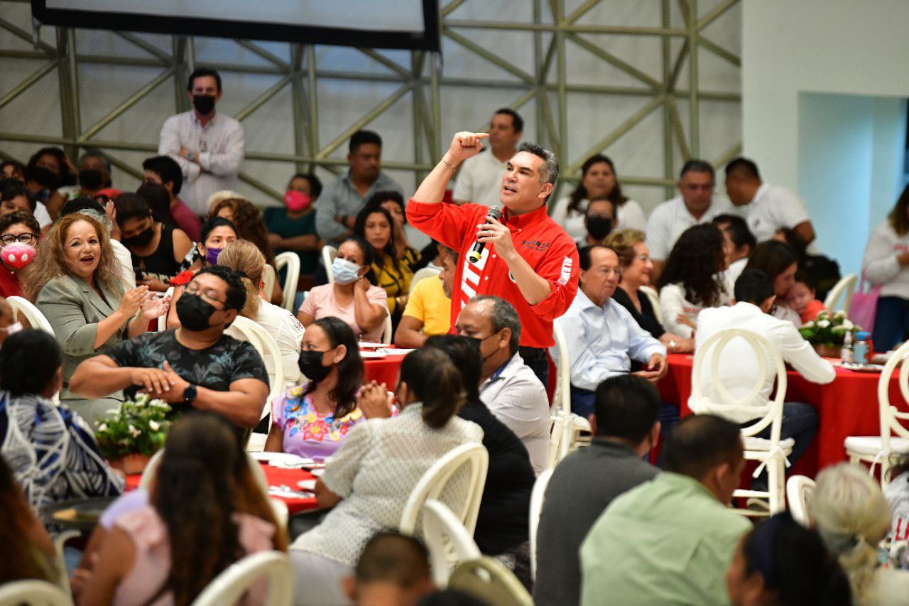 Alejandro Moreno en un cierre de campaña, rodeado de gente en Chetumal