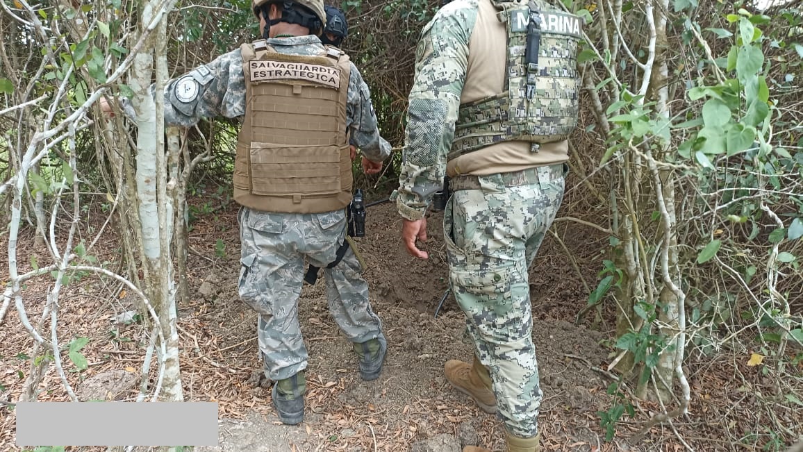 Personal internándose en la maleza para buscar la toma clandestina