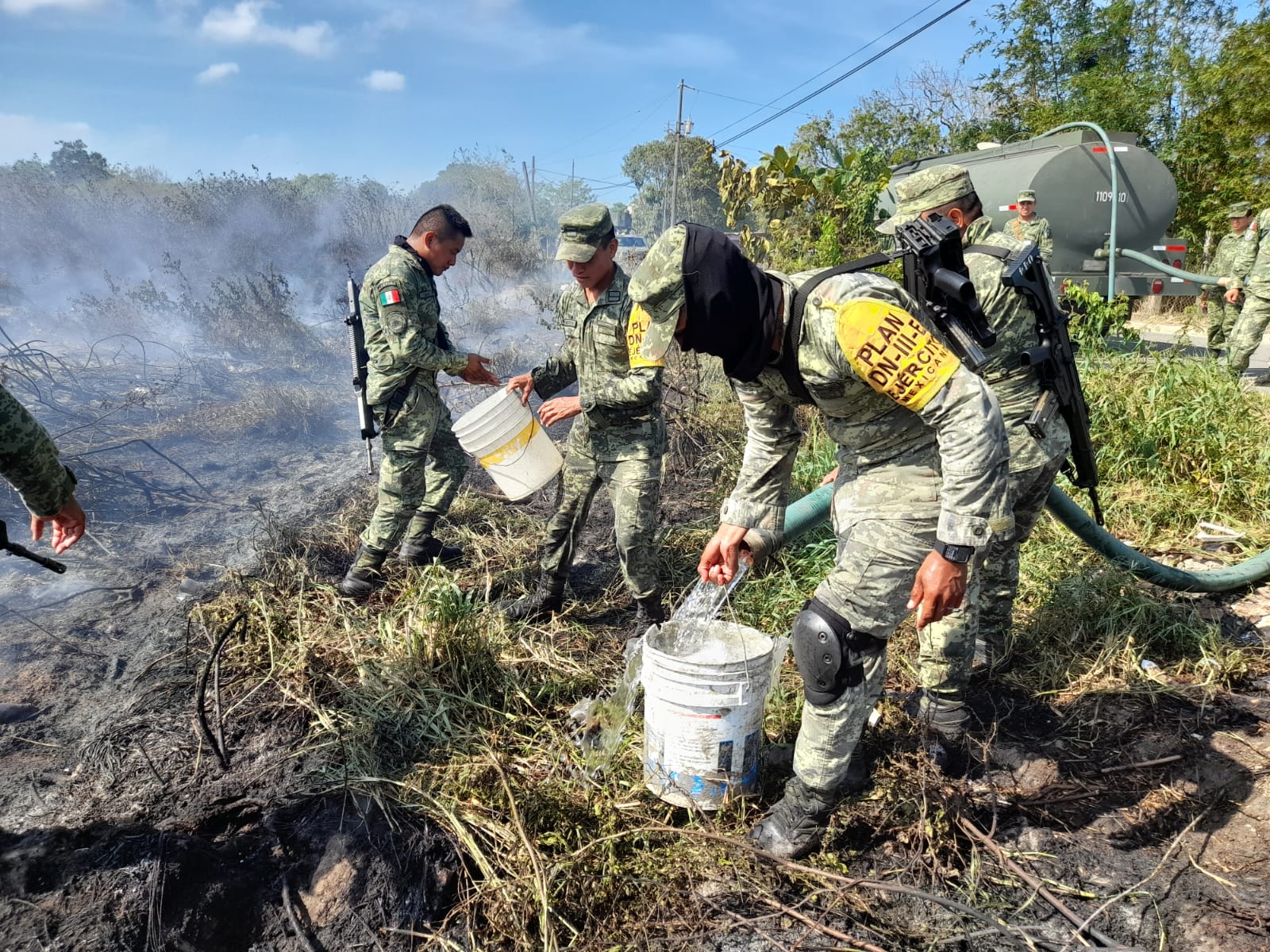 Personal del Ejército Mexicano apagando el incendio de un pastizal