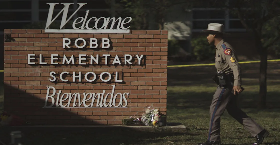 Un policía caminando afuera de la primaria Robb en Uvalde, Texas