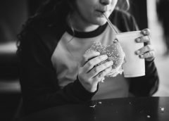 Foto de hamburguesa y papas creado por rawpixel.com - www.freepik.es