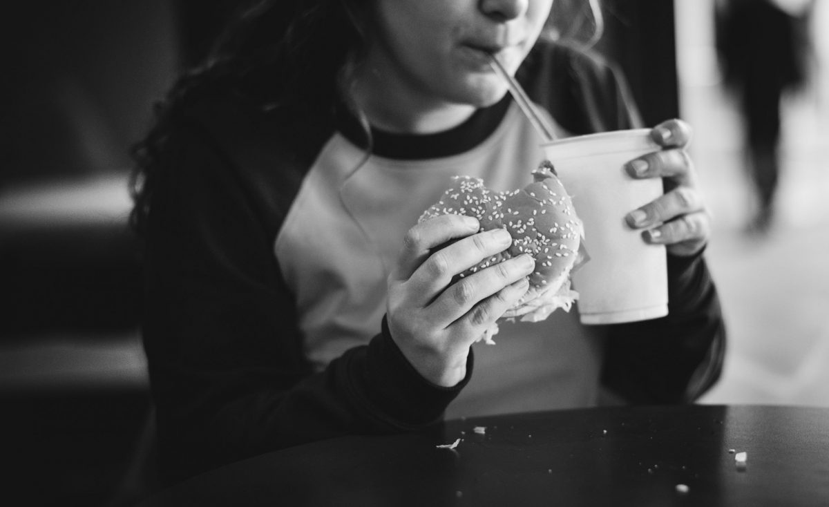 Foto de hamburguesa y papas creado por rawpixel.com - www.freepik.es