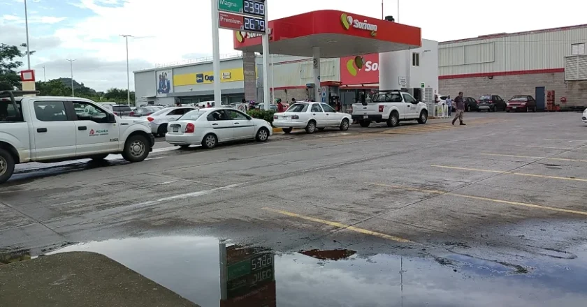 Largas filas por combustible en Poza Rica; Pemex asegura abasto tras las lluvias