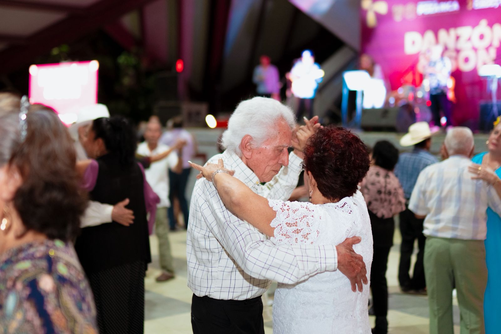 Invitan en Poza Rica a disfrutar de “Tardes de Algarabía” y reconocen a promotora del danzón
