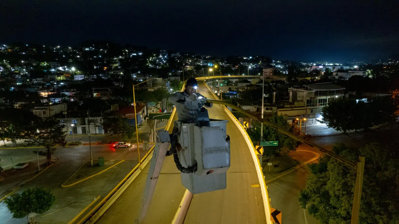 Poza Rica mejora alumbrado en el Distribuidor Vial y colonias