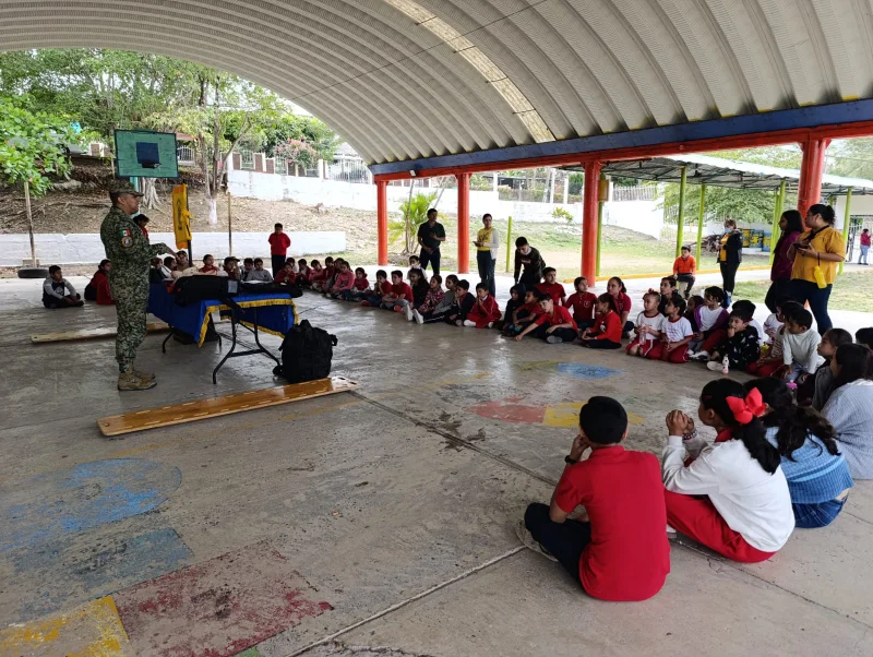 Militares enseñan primeros auxilios a estudiantes en Veracruz