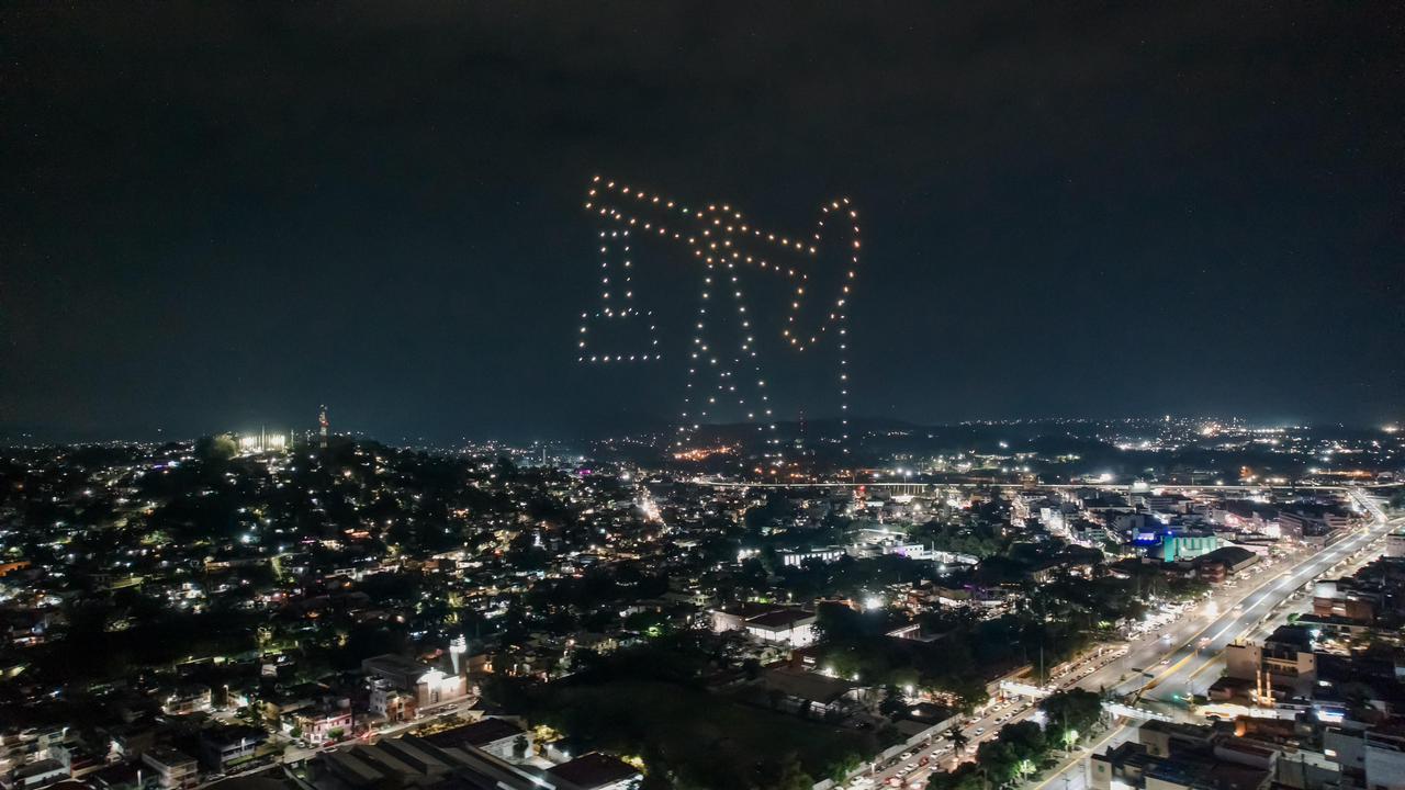 Alta participación y ambiente ordenado marcan el desfile del 18 de marzo en Poza Rica