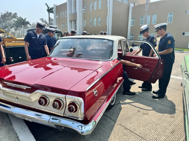 Club de autos antiguos recorre la Escuela Naval en Antón Lizardo