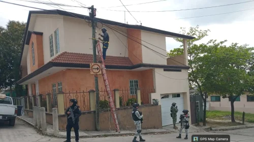 Elementos de la Marina participan en operativo para retirar cámaras clandestinas utilizadas por presuntos grupos delictivos en Tempoal, Veracruz.