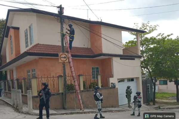 Elementos de la Marina participan en operativo para retirar cámaras clandestinas utilizadas por presuntos grupos delictivos en Tempoal, Veracruz.