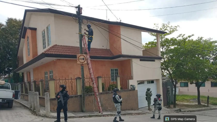 Elementos de la Marina participan en operativo para retirar cámaras clandestinas utilizadas por presuntos grupos delictivos en Tempoal, Veracruz.