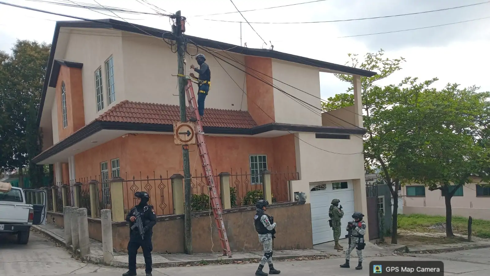 Elementos de la Marina participan en operativo para retirar cámaras clandestinas utilizadas por presuntos grupos delictivos en Tempoal, Veracruz.