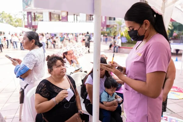 Jornada integral de salud para mujeres con módulos de atención médica instalada en Poza Rica Veracruz.