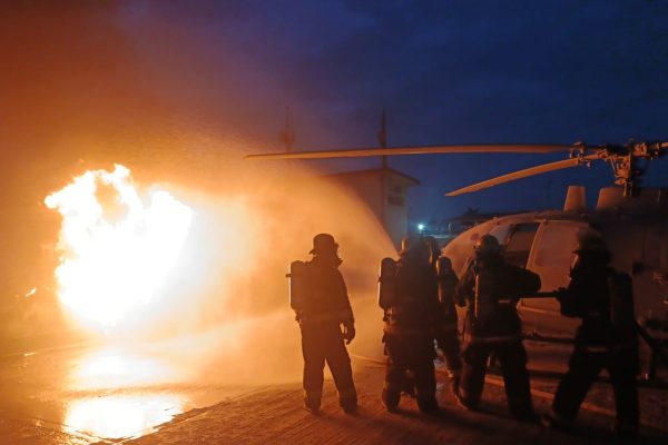 Personal naval realiza prácticas de contraincendio durante curso en Tuxpan