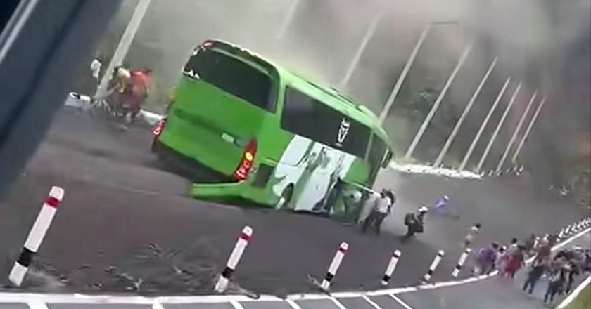 Autobús se queda sin frenos en la autopista Puebla-Orizaba